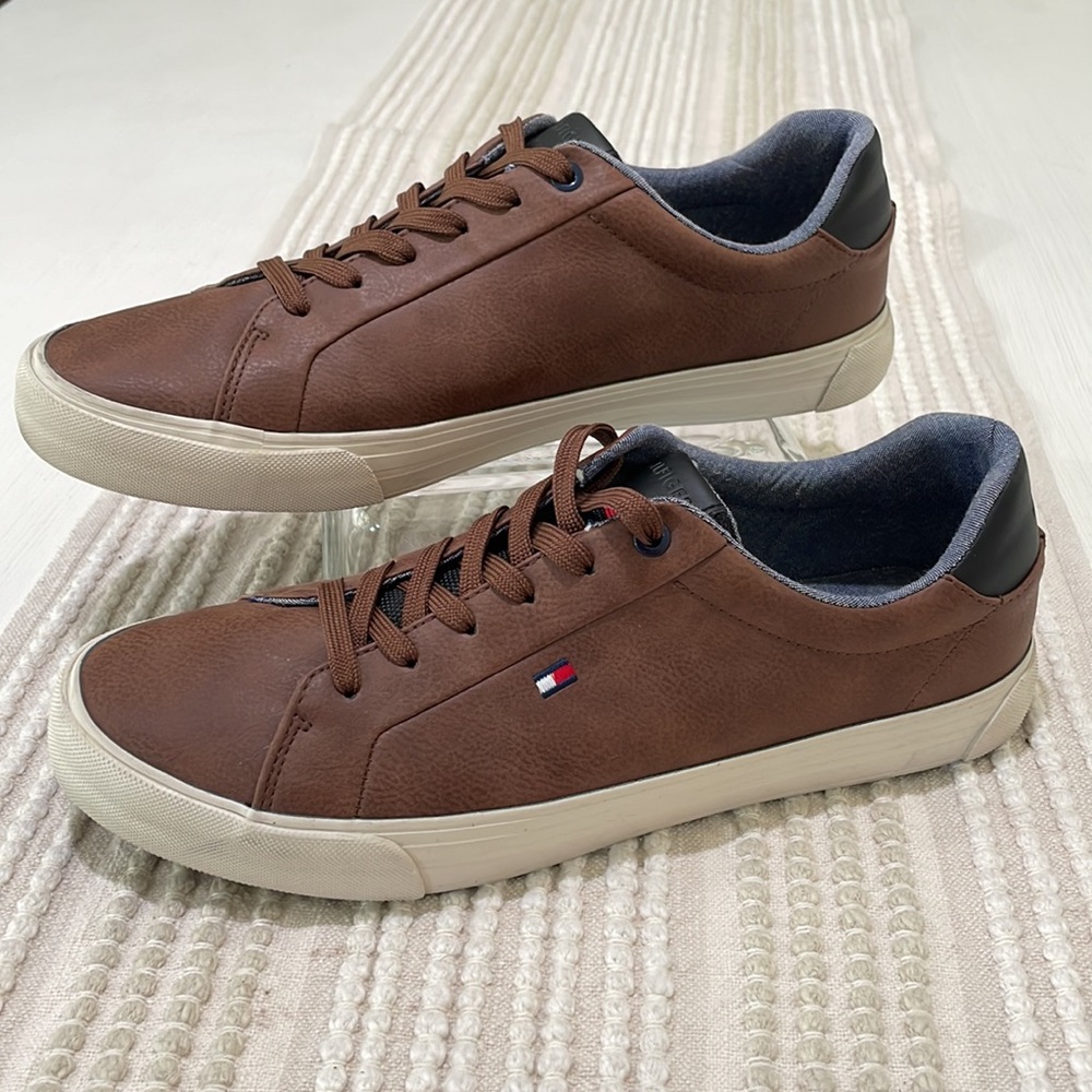 Tommy Hilfiger beautiful brown leather sneakers. Men’s 10. Like new condition. - Picture 3 of 14